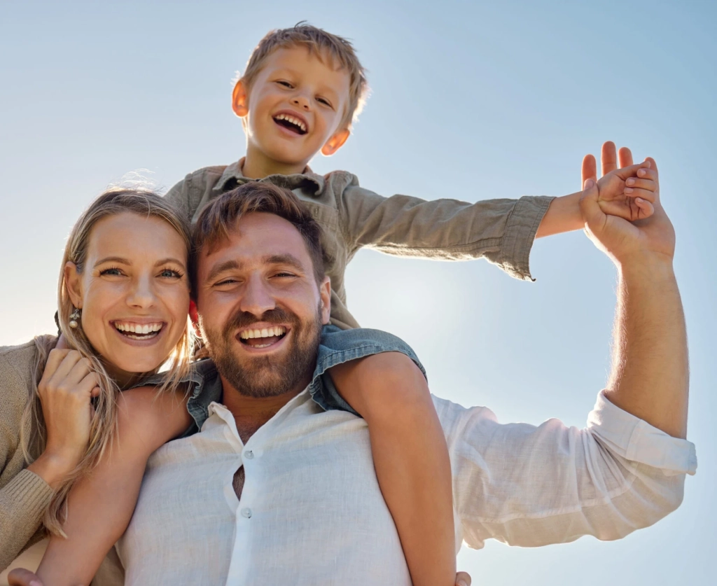 cropped-cropped-famille-mere-pere-enfant-pour-vacances-etre-heureux-ensemble-plein-air-portrait-maman-papa-enfant-pour-voyage-dans-temps-qualite-liens-aimant-porter-garcon-s-amuser-scaled-2