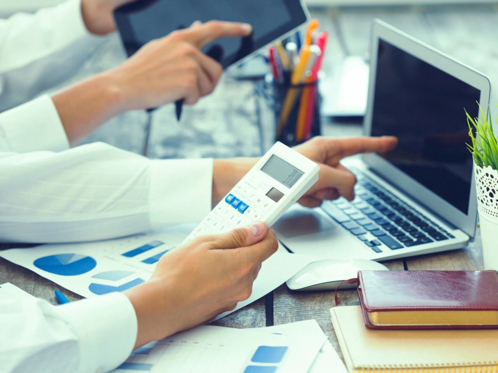 cropped-cropped-gros-plan-mains-reunion-affaires-scaled-1