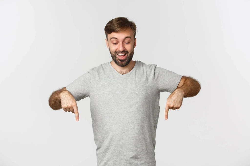 portrait-modele-masculin-adulte-excite-t-shirt-gris-scaled